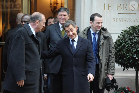 Nicolas Sarkozy et Jacques Chirac déjeunent ensemble à l'Hôtel Bristol, le 21 janvier 2011. Jacques serre finalement la main à Nico en riant !
