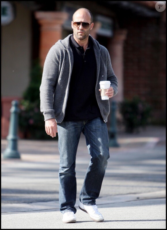 Jason Statham aux petits soins pour sa compagne Rosie Huntington-Whiteley dans les rues de Los Angeles en janvier 2011