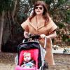 Tiffani Thiessen, sa petite Harper et une amie se promènent dans les rues de Los Angeles. Janvier 2011