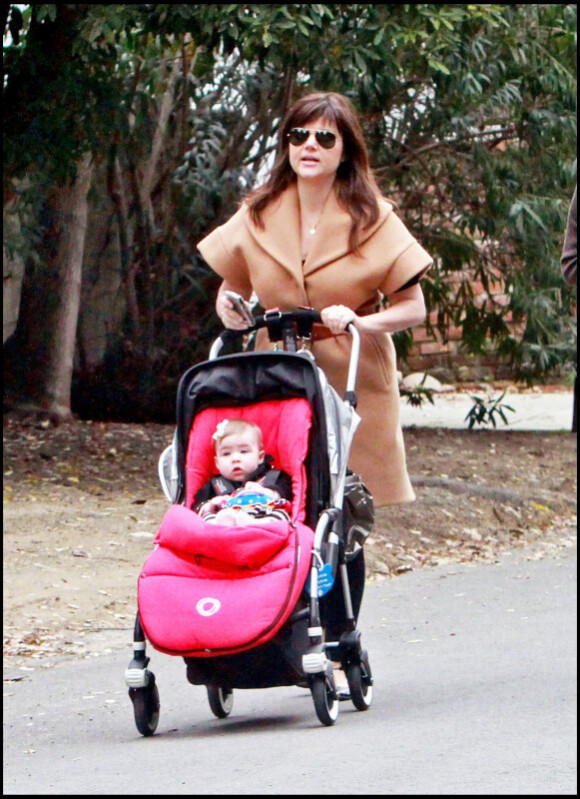 Tiffani Thiessen, sa petite Harper et une amie se promènent dans les rues de Los Angeles. Janvier 2011