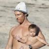 Matthew McConauguey avec Vida et Levi, sur une plage de Los Angeles. 23 janvier 2011