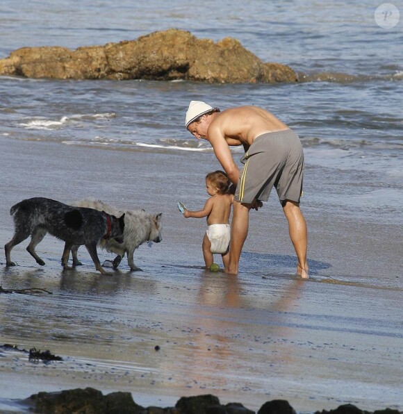 Matthew McConauguey avec Vida et Levi, sur une plage de Los Angeles. 23 janvier 2011