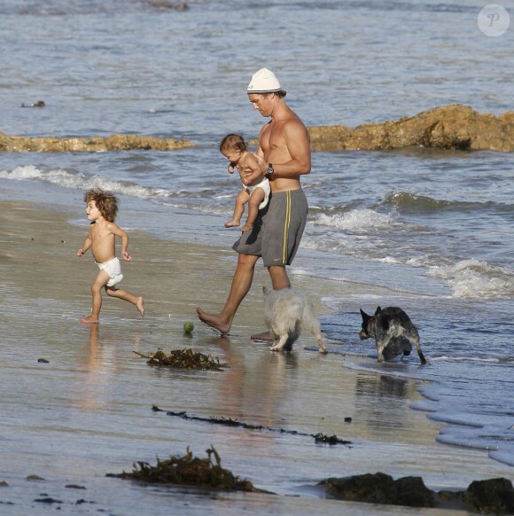 Matthew McConauguey avec Vida et Levi, sur une plage de Los Angeles. 23 janvier 2011