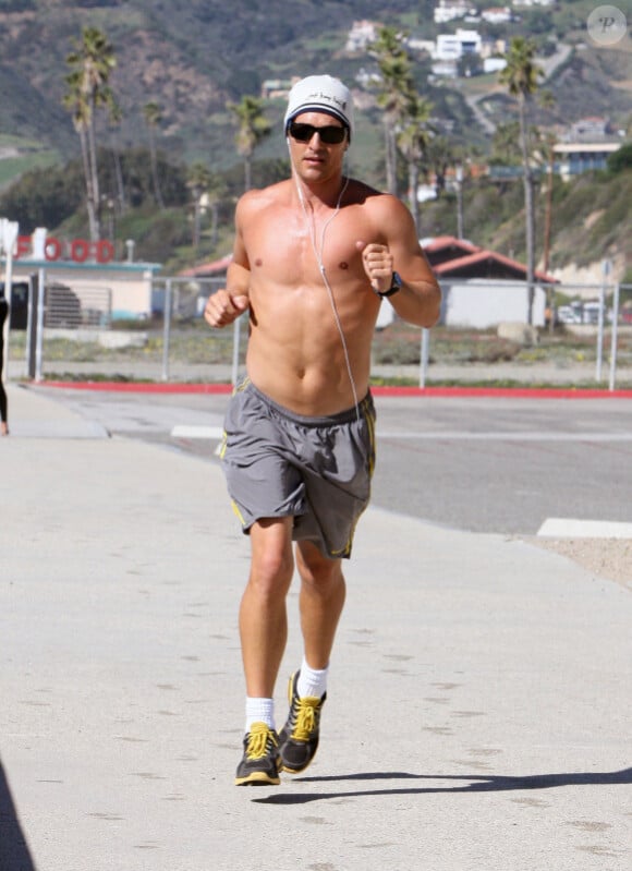 Matthew McConaughey fait du sport à Malibu.