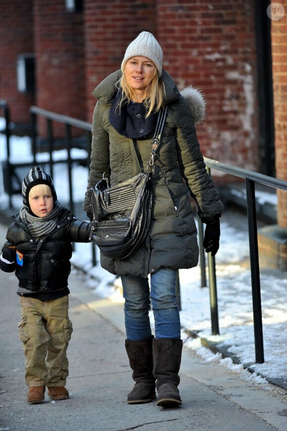 Naomi Watts et son fils Sasha ont bien du mal dans la neige pour trouver un taxi ! (24 janvier 2011 à NYC)