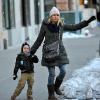 Naomi Watts et son fils Sasha ont bien du mal dans la neige pour trouver un taxi ! (24 janvier 2011 à NYC)