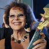 La grande Claudia Cardinale reçoit le Golden Eagle pour sa contribution au cinéma international, à l'occasion de la cérémonie annuelle des studios Mosfilm, à Moscou, le 24 janvier 2011.