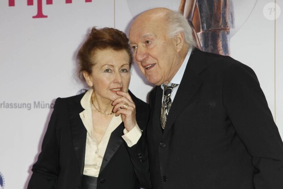 Le grand Michel Piccoli aux côtés de sa femme Ludivine Clerc reçoit un prix en hommage à sa carrière, lors des German Entertainement Diva Awards, à Munich, le 25 janvier 2011.