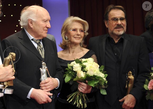 Le grand Michel Piccoli reçoit un prix en hommage à sa carrière, lors des German Entertainement Diva Awards, à Munich, le 25 janvier 2011.