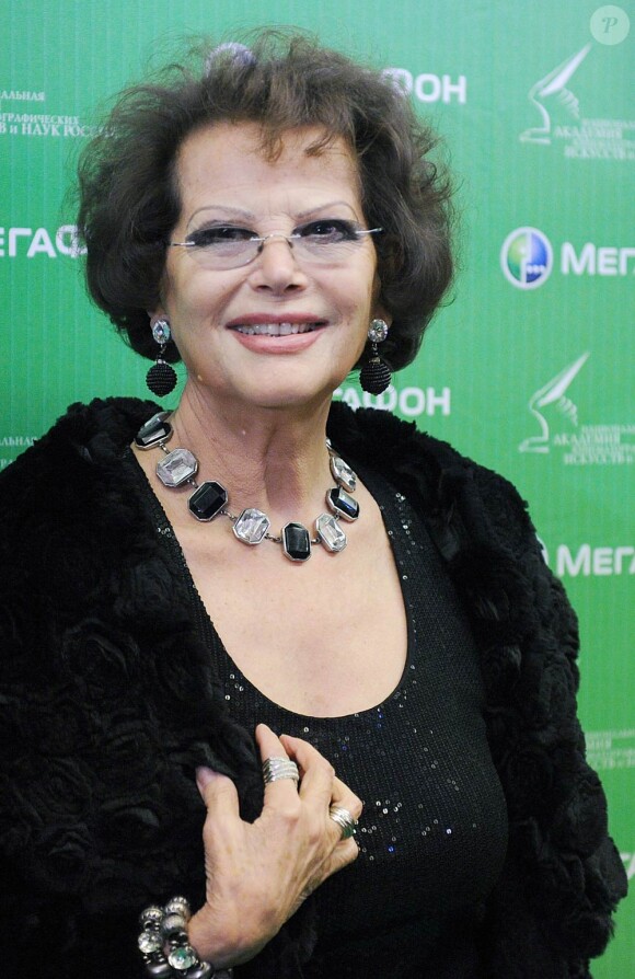 La grande Claudia Cardinale reçoit le Golden Eagle pour sa contribution au cinéma international, à l'occasion de la cérémonie annuelle des studios Mosfilm, à Moscou, le 24 janvier 2011.