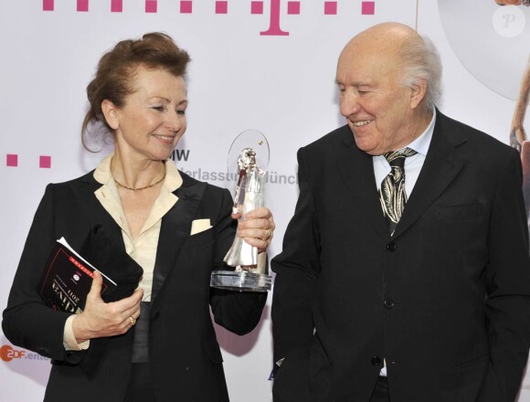 Le grand Michel Piccoli aux côtés de sa femme Ludivine Clerc reçoit un prix en hommage à sa carrière, lors des German Entertainement Diva Awards, à Munich, le 25 janvier 2011.