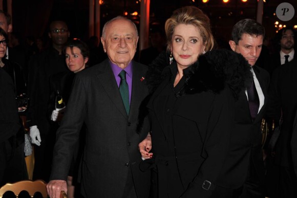 Pierre Bergé et Catherine Deneuve au Dîner de la mode, organisé au profit du Sidaction, le 27 janvier 2011, au Pavillon d'Armenonville.