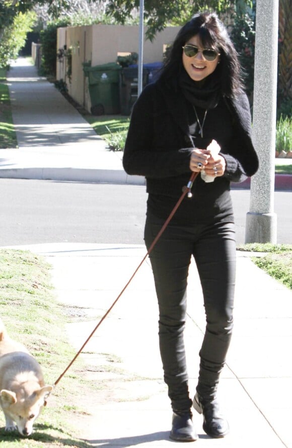 Selma Blair promène son chien à Los Angeles, le 28 janvier 2011.