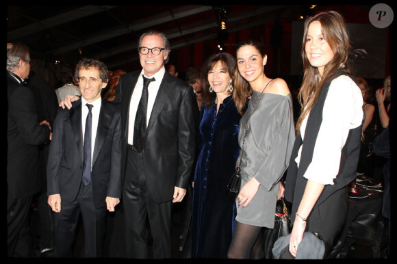 Michel Leeb s'est rendu aux Invalides (Paris), pour le Festival Automobile International, vendredi 28 janvier 2011. Ici avec Framboise Holtz, ses filles Elsa et Fanny et Alain Prost.