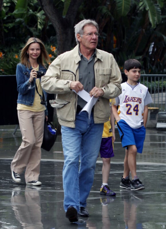 Calista Flockhart assiste avec son fils Liam et son mari Harrison Ford au match des Lakers contre les Celtics le 30 janvier 2011
