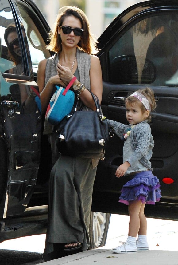Jessica Alba en virée shopping avec sa fille Honor et son époux Cash Warren. Janvier 2011