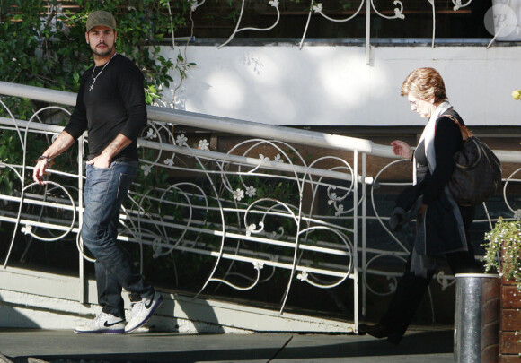 Eduardo Cruz et sa mère Encarna vont déjeuner à Los Angeles, après avoir vu l'enfant de Penélope Cruz et Javier Bardem, le 1er février 2011