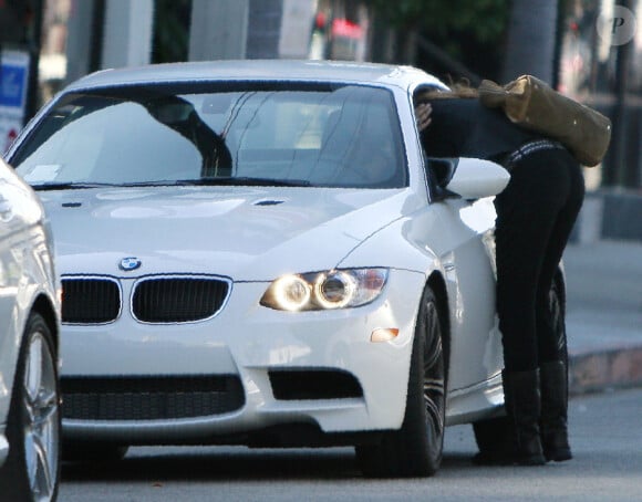 Eduardo Cruz et sa mère Encarna vont déjeuner à Los Angeles, après avoir vu l'enfant de Penélope Cruz et Javier Bardem, le 1er février 2011