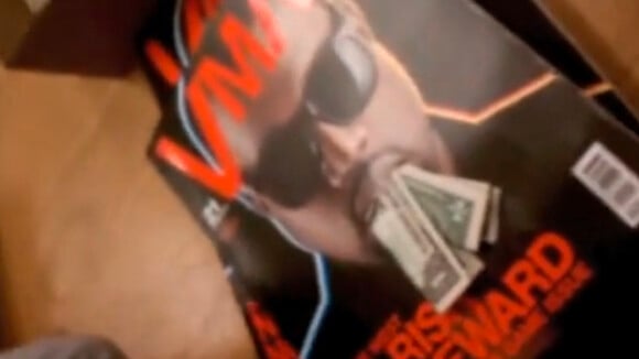 Kanye West : Shooté par Karl Lagerfeld, il distribue des billets à ses fans !