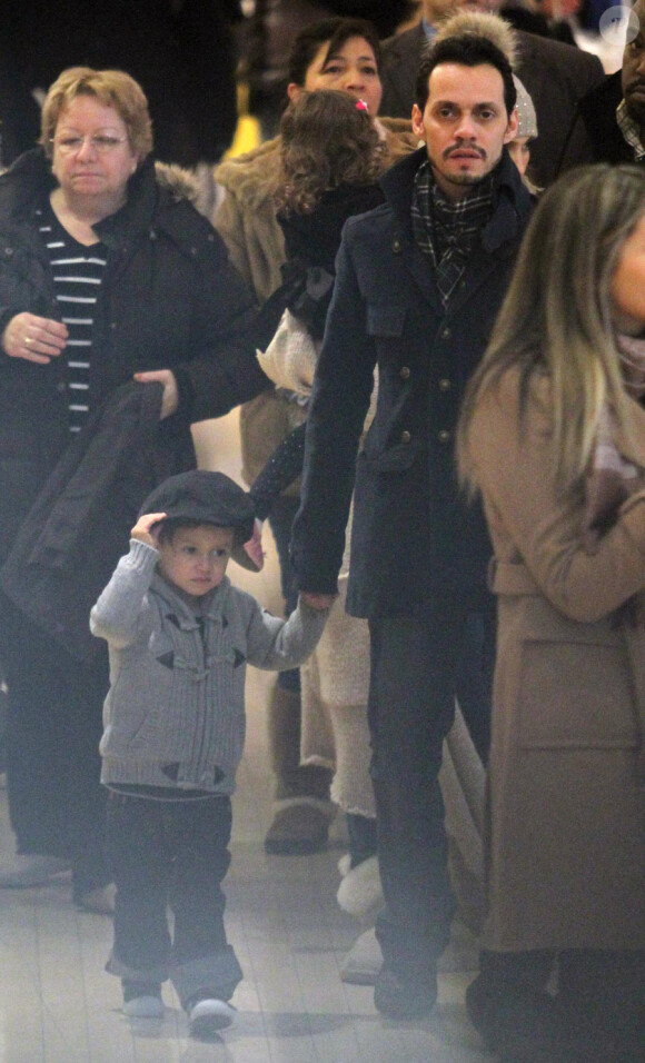 Jennifer Lopez et Marc Anthony en séance shopping à New York le 3 février 2011, avec leurs jumeaux Max et Emme
