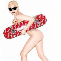 Lady Gaga : Nue, délicieuse et sensuelle... mais pourquoi un skateboard ?