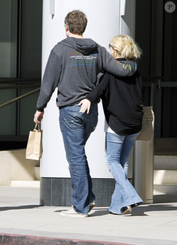Jessica Simpson sort dans un restaurant de Westwood avec Eric Johnson, son fiancé, vendredi 4 février.