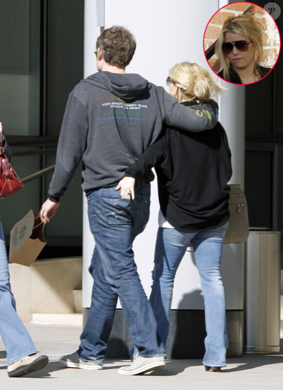 Jessica Simpson sort dans un restaurant de Westwood avec Eric Johnson, son fiancé, vendredi 4 février.
