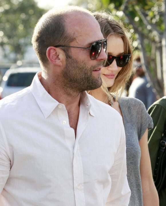Jason Statham et Rosie Huntington-Whiteley : promenade en amoureux à Beverly Hills le 5 février 2011
