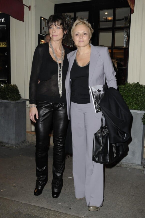 Muriel Robin et sa compagne Anne Le Nen à la générale de la pièce Une Journée Ordinaire au Théâtre des Bouffes Parisiens, le 7 février 2011