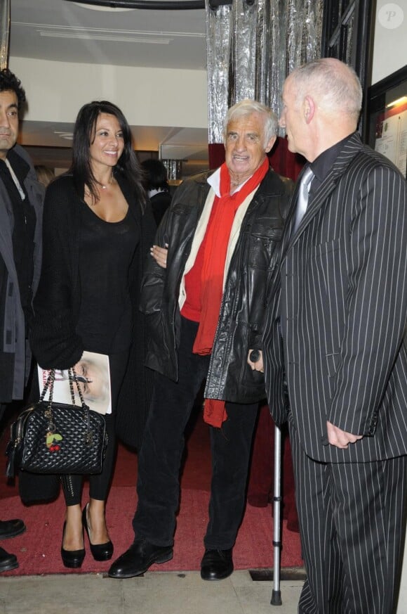 Jean-Paul Belmondo et sa compagne Barbara Gandolfi à la générale de la pièce Une Journée Ordinaire au Théâtre des Bouffes Parisiens, le 7 février 2011