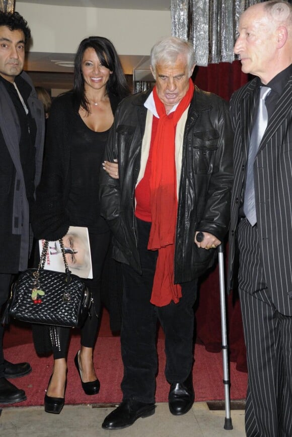Jean-Paul Belmondo et sa compagne Barbara Gandolfi à la générale de la pièce Une Journée Ordinaire au Théâtre des Bouffes Parisiens, le 7 février 2011