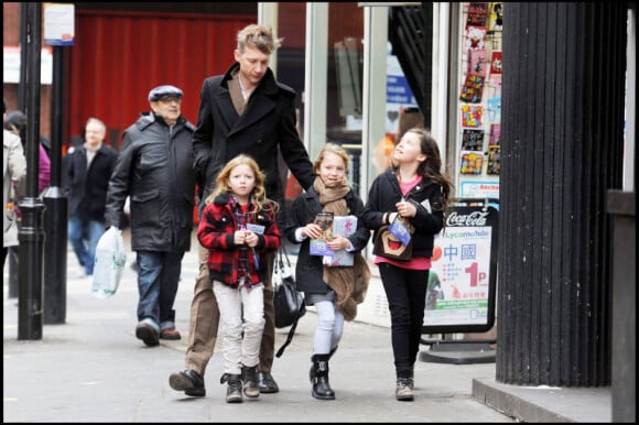 Lila Moss accompagnée de son papa Jefferson Hack et de ses amies, est allée à une fête d'anniversaire le 6 février 2011 à Londres 