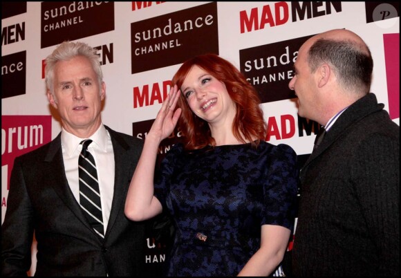 La ravissante Christina Hendricks, entourée de John Slaterry et Matthew Weiner, lors de la rencontre avec les fans de la série Mad Men, au Forum des Images, à Paris, le 9 février 2011.