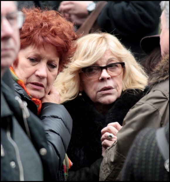 Andréa Ferreol et Nicoletta lors des obsèques de Maria Schneider en l'église de Saint-Roch à Paris le 10 février 2011