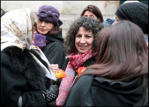 Pia (au centre), la compagne de la défunte, lors des obsèques de Maria Schneider en l'église de Saint-Roch à Paris le 10 février 2011
