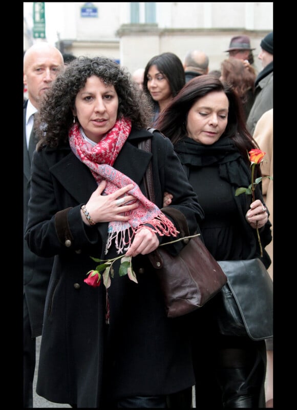 Pia (à gauche), compagne de la défunte, lors des obsèques de Maria Schneider en l'église de Saint-Roch à Paris le 10 février 2011