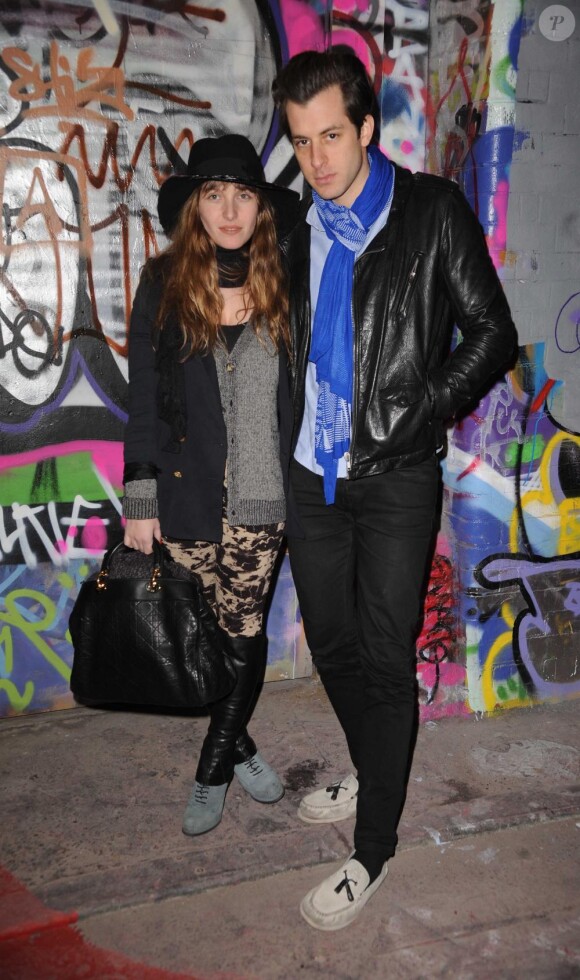 Mark Ronson et Joséphine de la Baume représentent le style parisien chic.