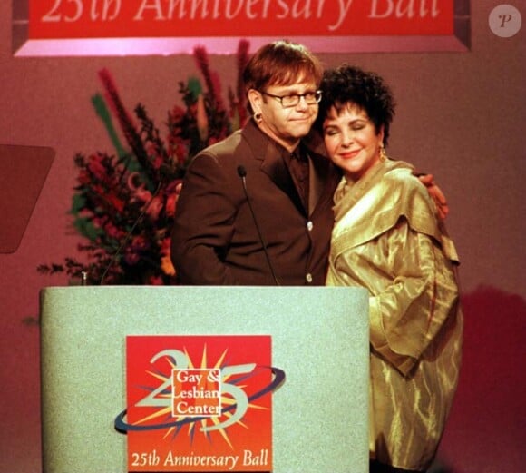 Elizabeth Taylor et Elton John en novembre 1996 lors du 25ème anniversaire du Gay & Lesbian Center de Los Angeles