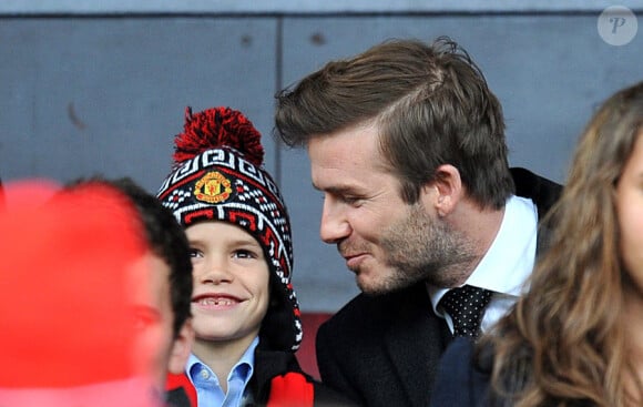 David Beckham au stade Old Trafford à Manchester avec son fils Romeo. Le 12 février 2011