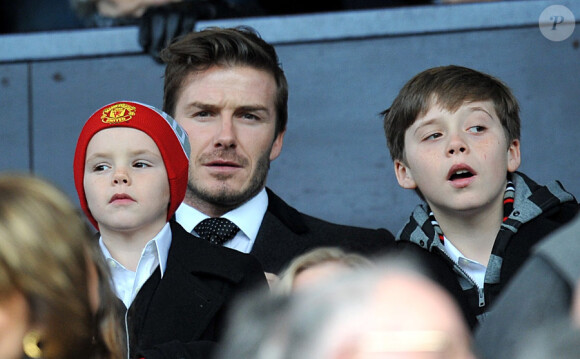 David Beckham au stade Old Trafford à Manchester avec ses fils Brooklyn et Cruz. Le 12 février 2011