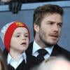 David Beckham au stade Old Trafford à Manchester avec son fils Cruz. Le 12 février 2011