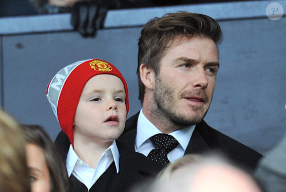 David Beckham au stade Old Trafford à Manchester avec son fils Cruz. Le 12 février 2011