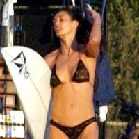 Demi Moore : A 48 ans, elle renfile son bikini noir, nous sommes sans voix...
