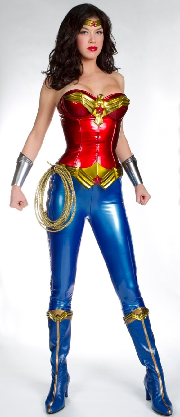 Adrianne Palicki dans son costume de Wonder Woman 2011