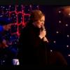 Adele chante Natural Woman d'Aretha Franklin pour un concert acoustique sur la chaîne VH1, février 2011