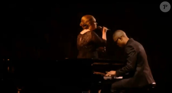 Adele interprète Someone like you aux Brit Awards, à Londres, le 15 février 2011