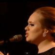 Adele interprète  Someone like you  aux Brit Awards, à Londres, le 15 février 2011