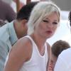Kate Moss lors de son voyage à Rio a adopté la perruque blond platine pour prendre le soleil au bord de la piscine avec son Jamie Hince et sa fille Lila. Le 15 février 2011