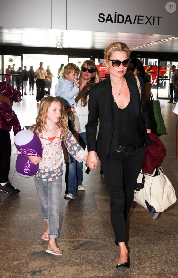 Kate Moss et sa fille Lila à l'aéroport de Sao Paulo le 20 février en direction de Londres.