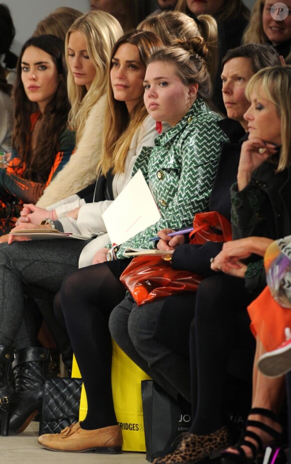 Poppy Delevigne, Yasmin Le Bon et sa fille Saffron Le Bon au défilé Matthew Williamson à la Fashion Week de Londres, le 20 février 2011.